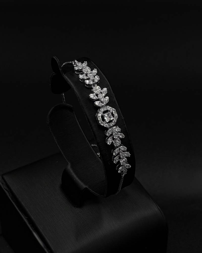 Accessory set with sparkling zircon stones precisely distributed