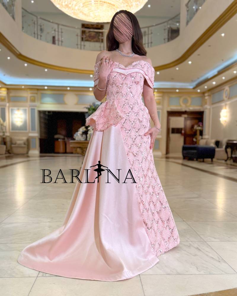 Pink dress with luxurious details and shiny embroidery
