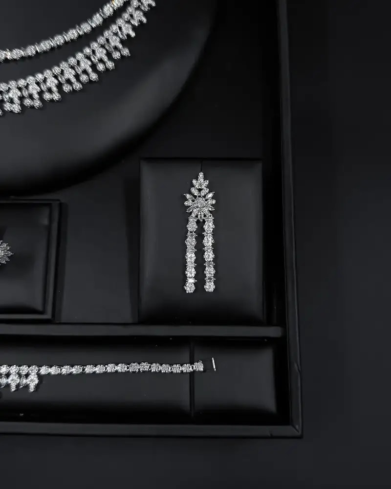 Double-layered accessory set with a dangling design
