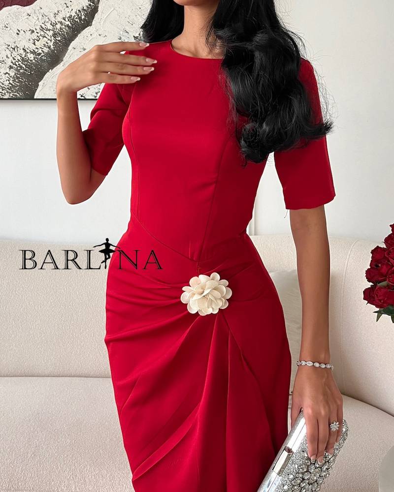 فستان درابيه أحمر مع زهرة بيضاء