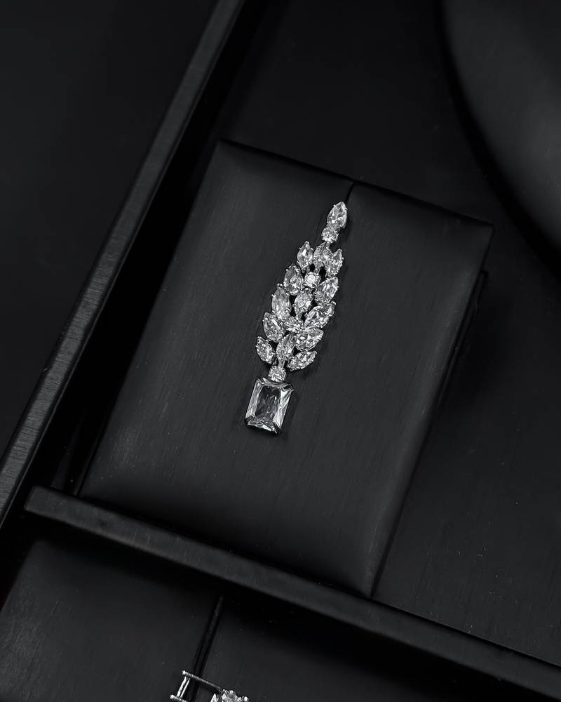 طقم إكسسوار فضي بتصميم أنيق