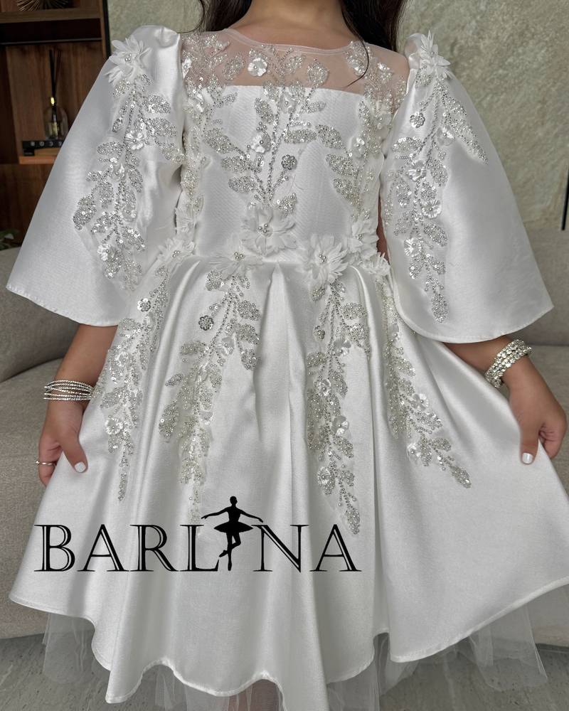 Girls' white dress with wide sleeves