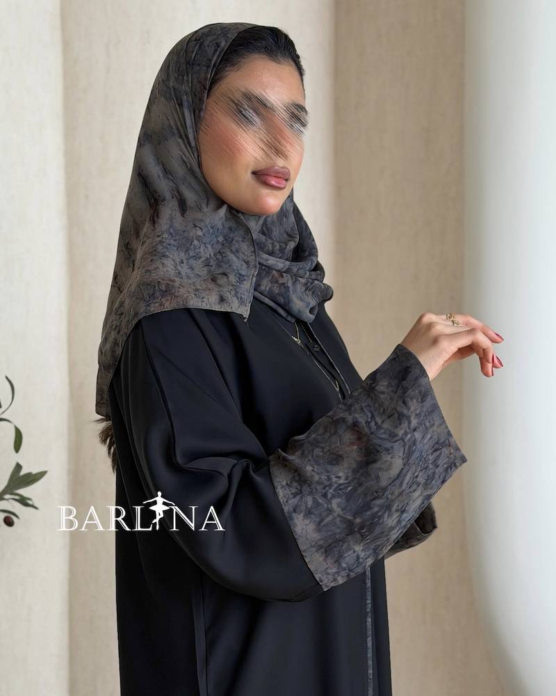 عباية سوداء ناعمة بأكمام مطبوعة