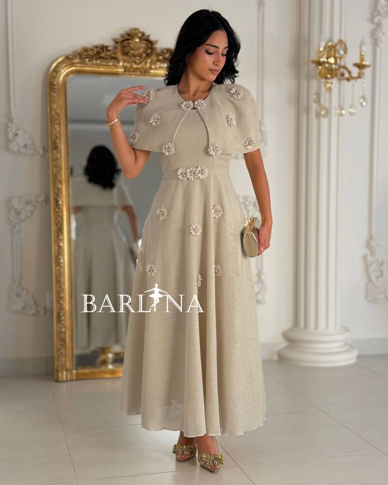 Beige midi dress with a soft cut and prominent roses