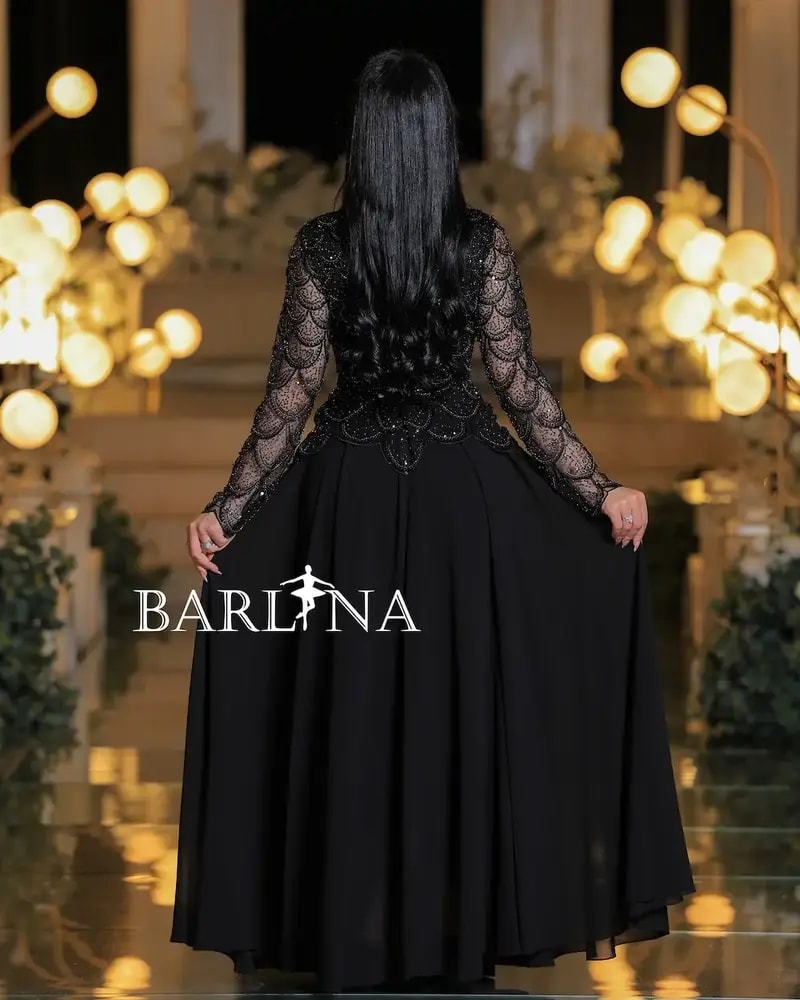 Luxurious evening dress with shimmering embroidery
