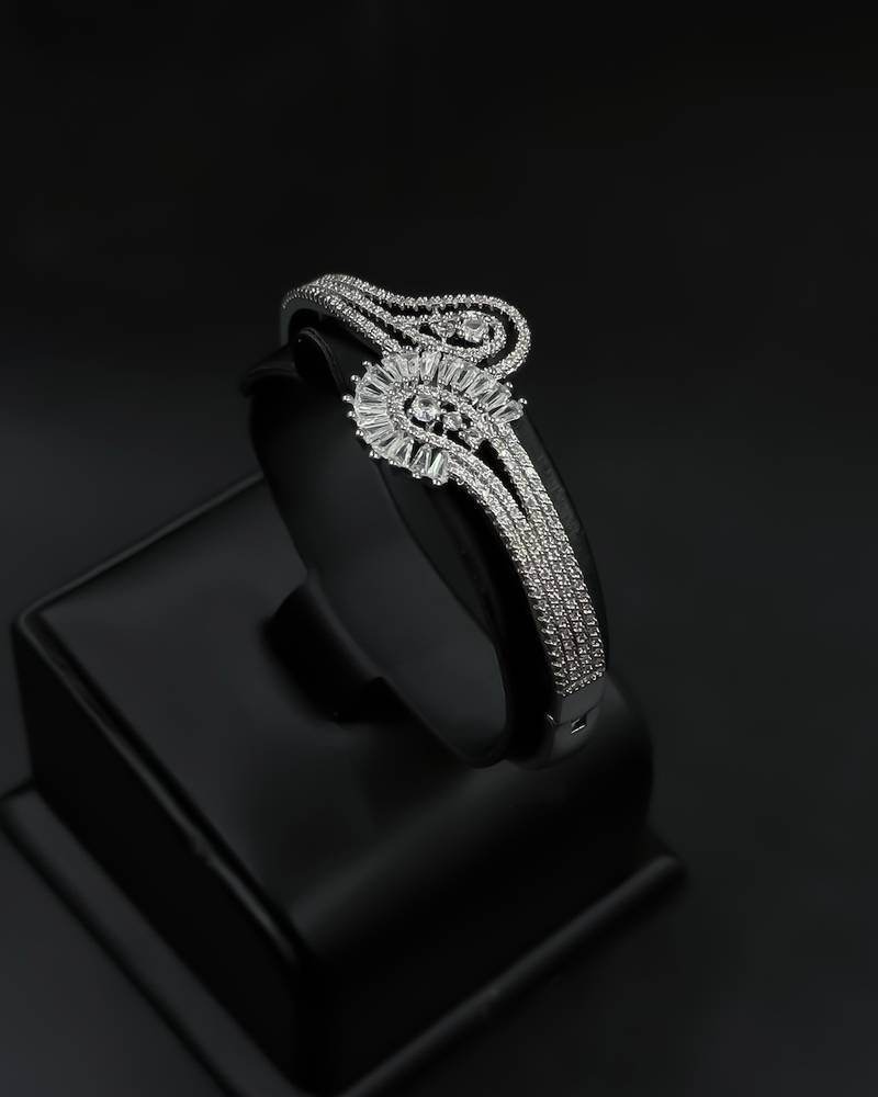 A luxurious evening bracelet and ring with a matching design