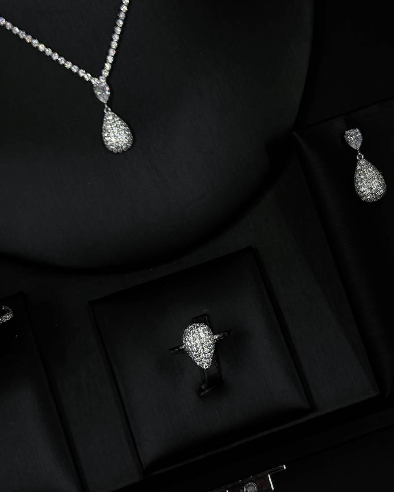 Accessory set with a sparkling studded teardrop pendant