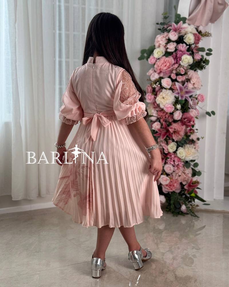 Girls' dress with a floral print and a cute cut
