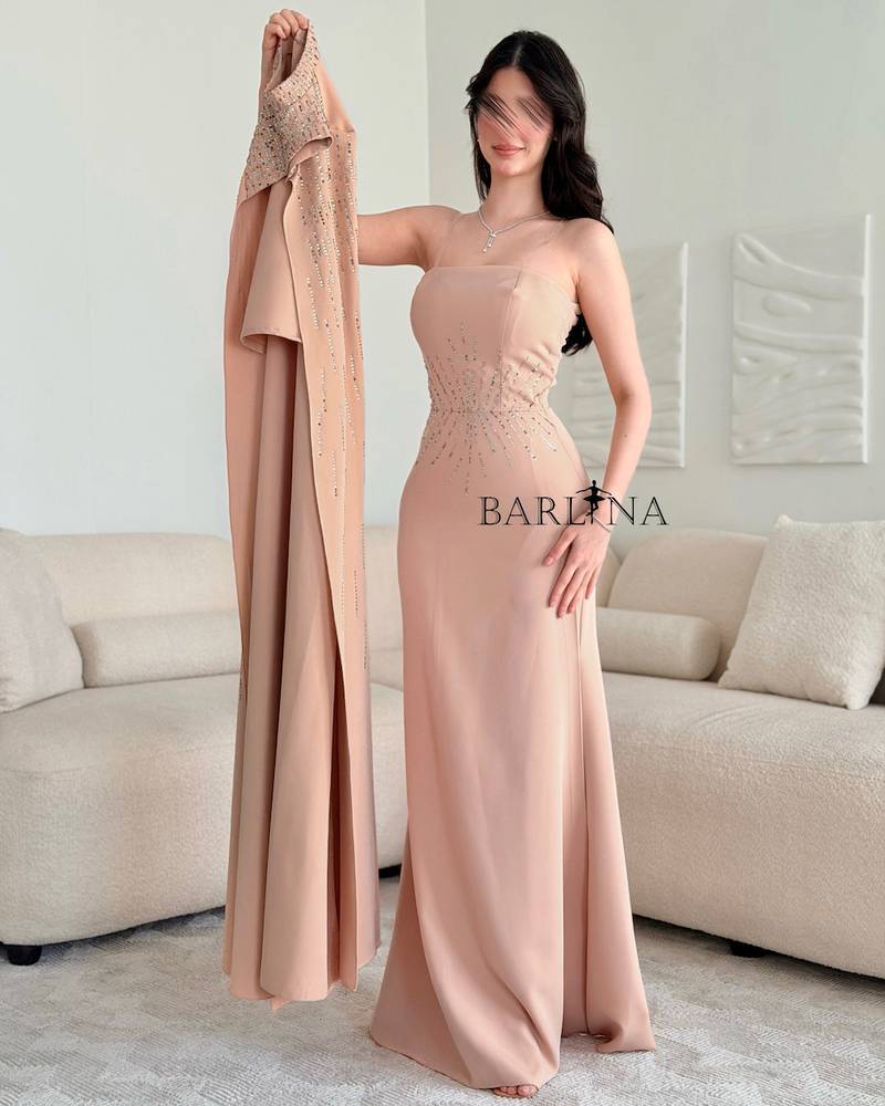 فستان وردي بكاب طويل مرصّع بالكريستال