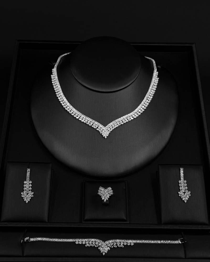 A simple, elegant accessory set