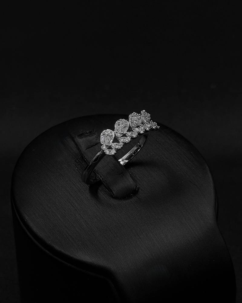 Accessory set with a cascading leaf-design necklace