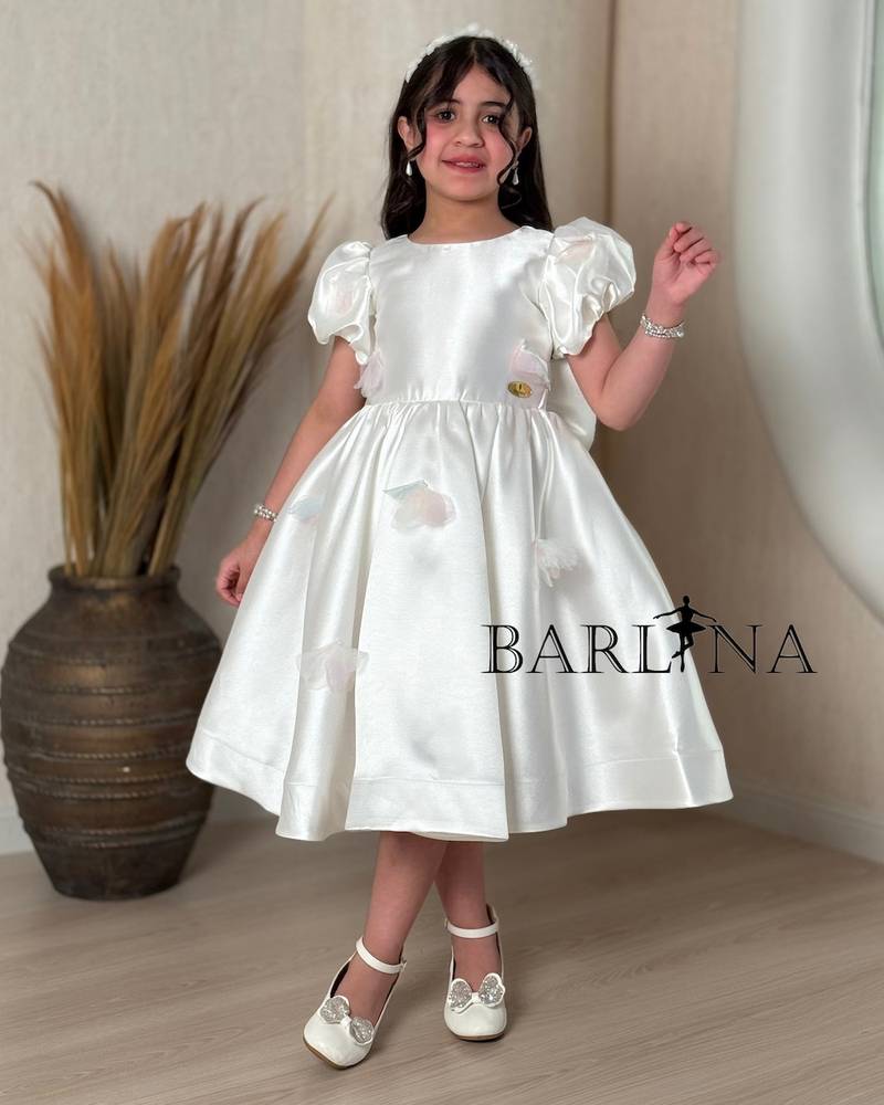 Off-white girls' dress with a royal cut