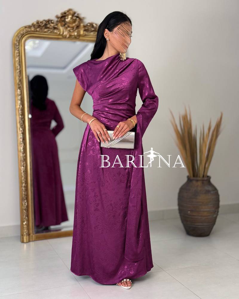 Soft, long dress in a dark fuchsia color