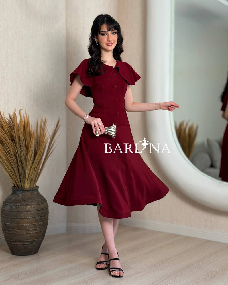 Elegant midi dress with a classic design