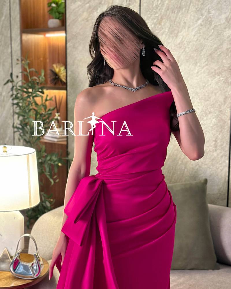 Sleeveless fuchsia evening dress with side train