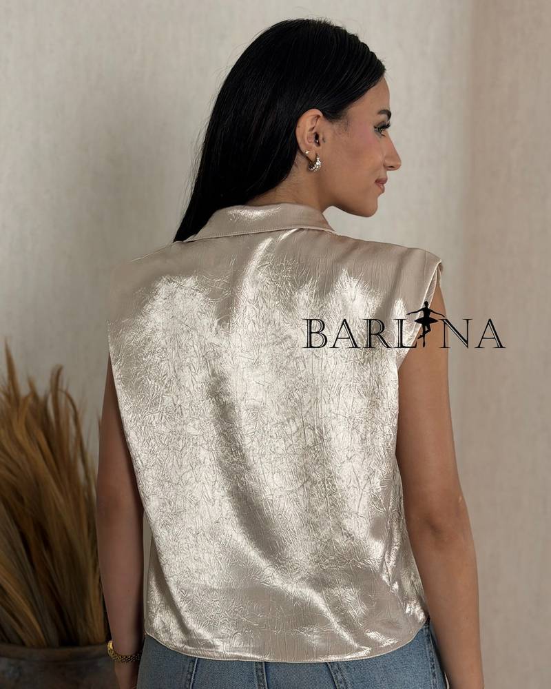 Elegant sleeveless blouse in a shiny color