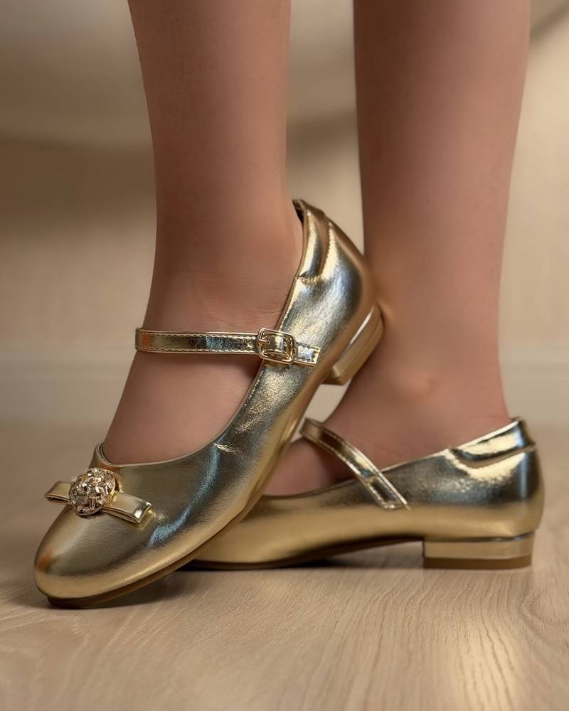 Classic girls' shoes with a bow and crystal