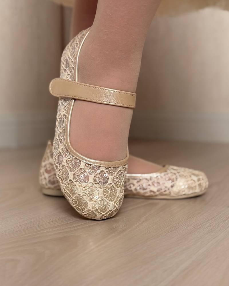 Girls' shoes with a soft lace design