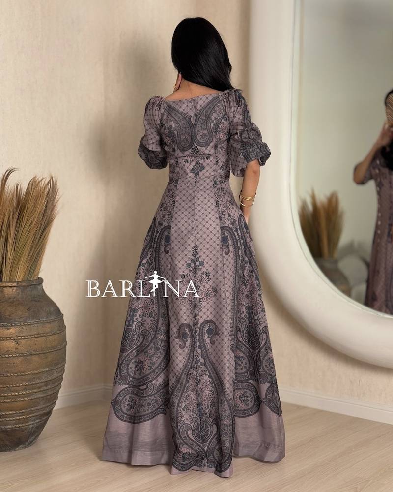 Long dress in a mauvegray color with a decorative pattern