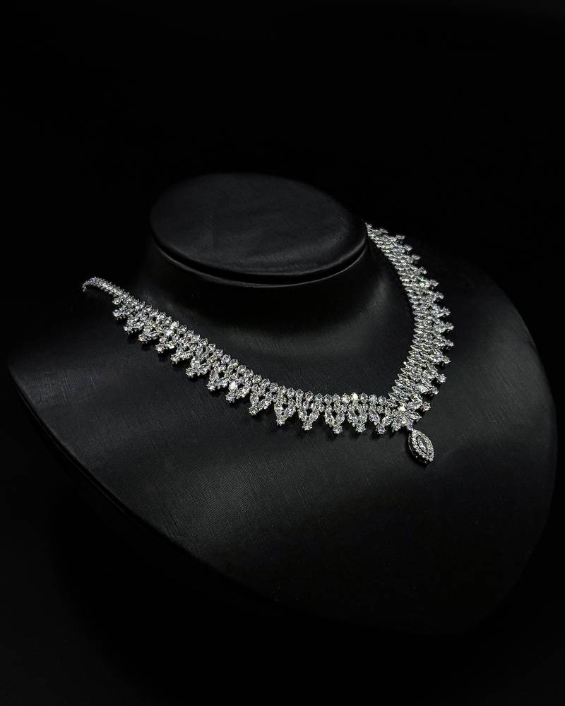 Accessory set with a prominent central pendant