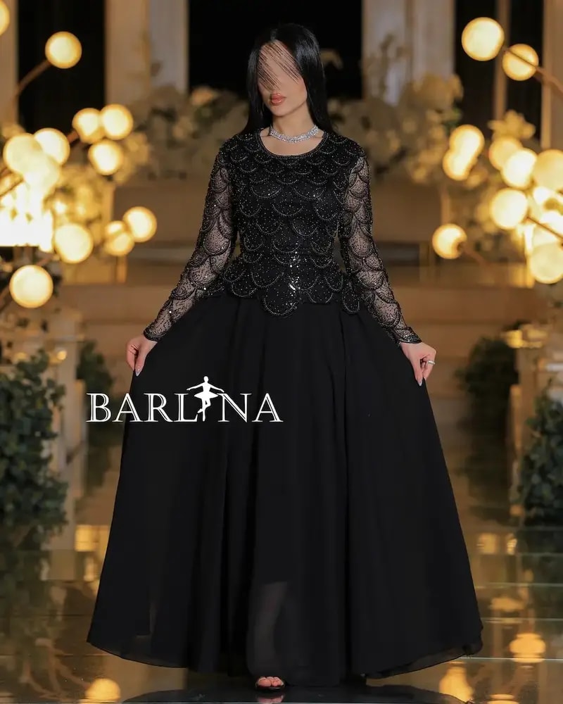 Luxurious evening dress with shimmering embroidery