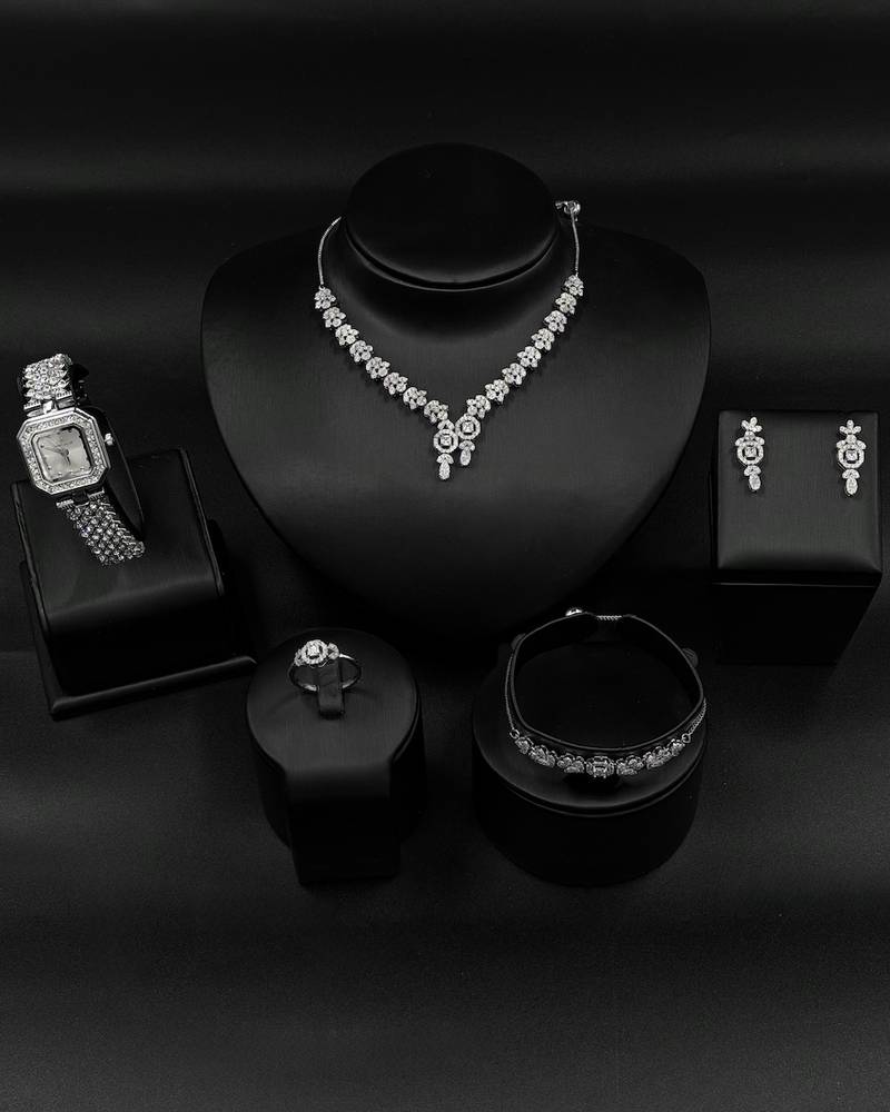 Accessory set with sparkling zircon stones precisely distributed