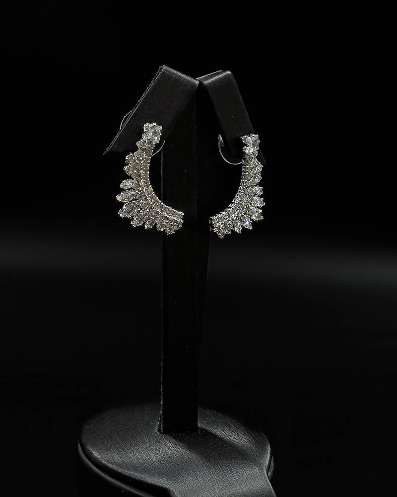 Elegant accessory set with wavy edges