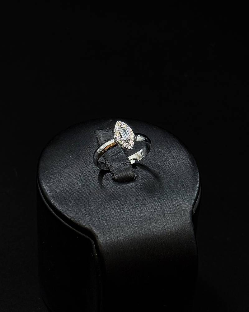Elegant accessory set with a delicate center pendant