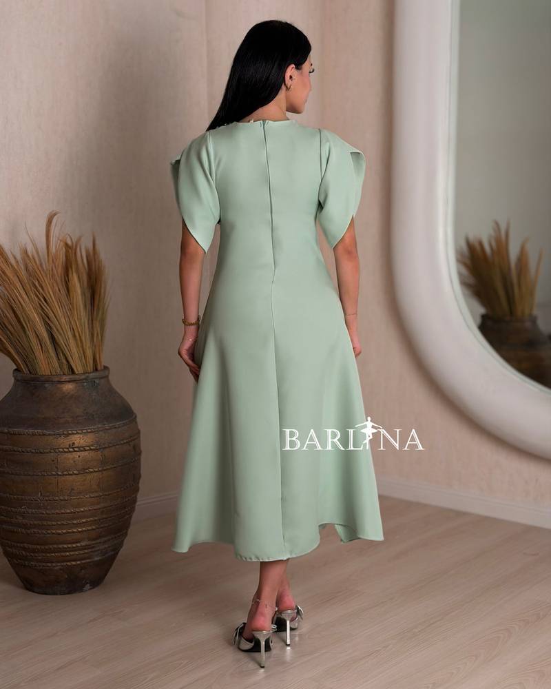 Elegant dress with a wide cut and short sleeves