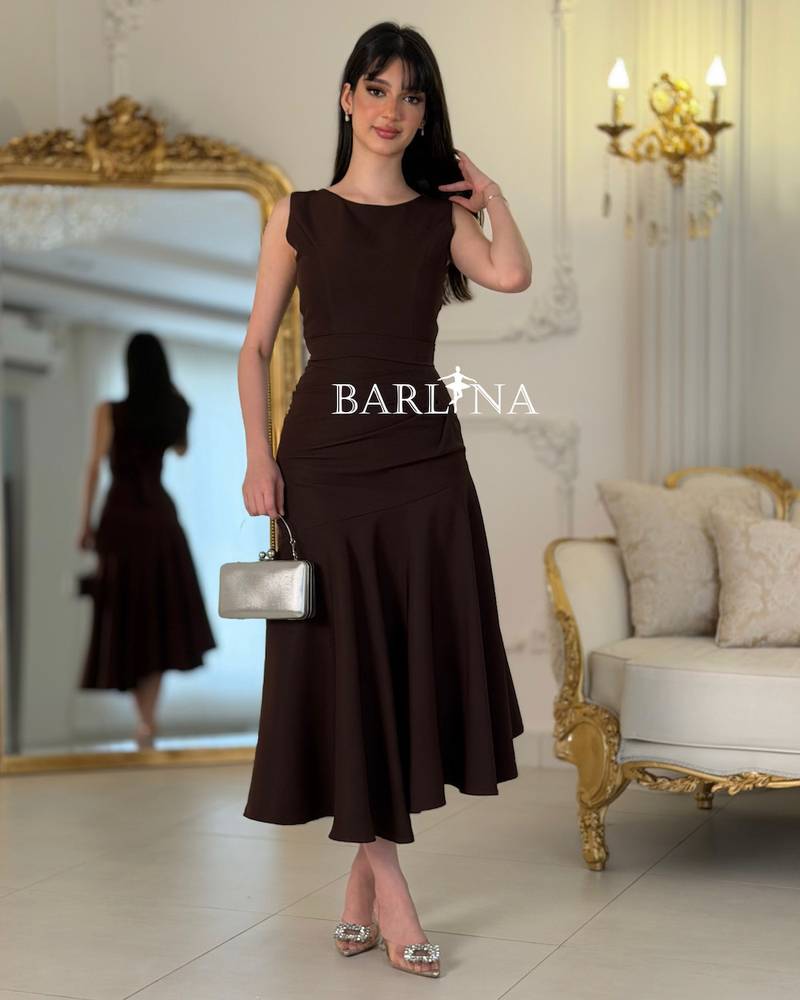 Elegant brown midi dress with a soft cut