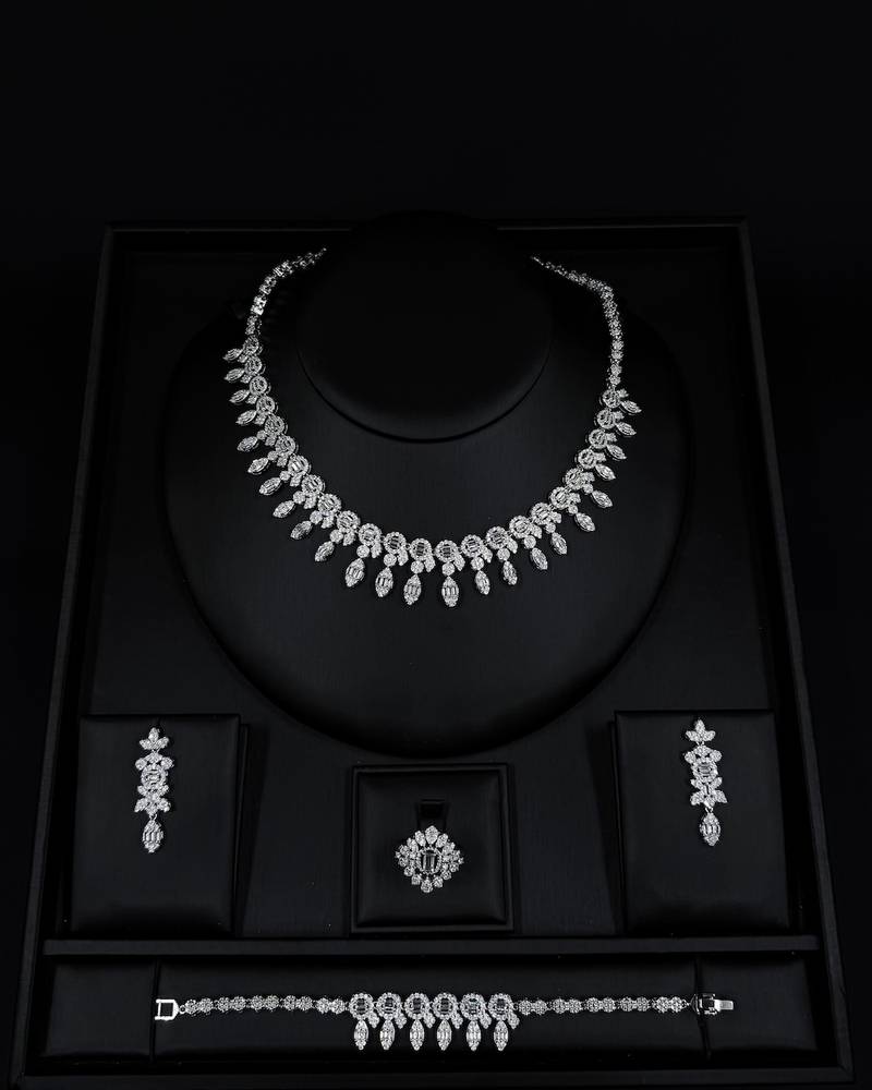 Royal accessory set studded with sparkling stones
