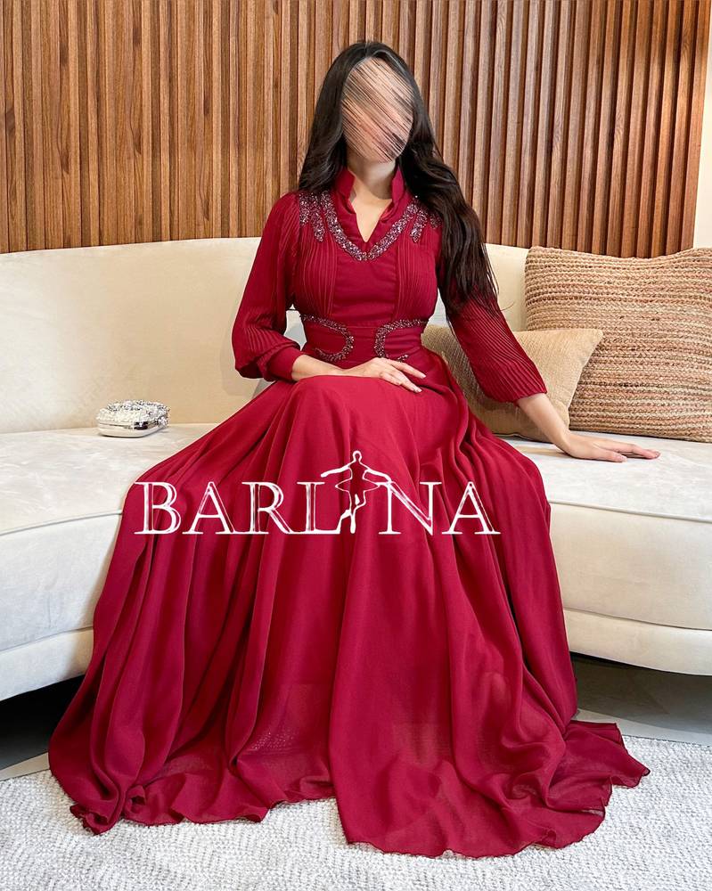 Burgundy dress with plissed sleeves