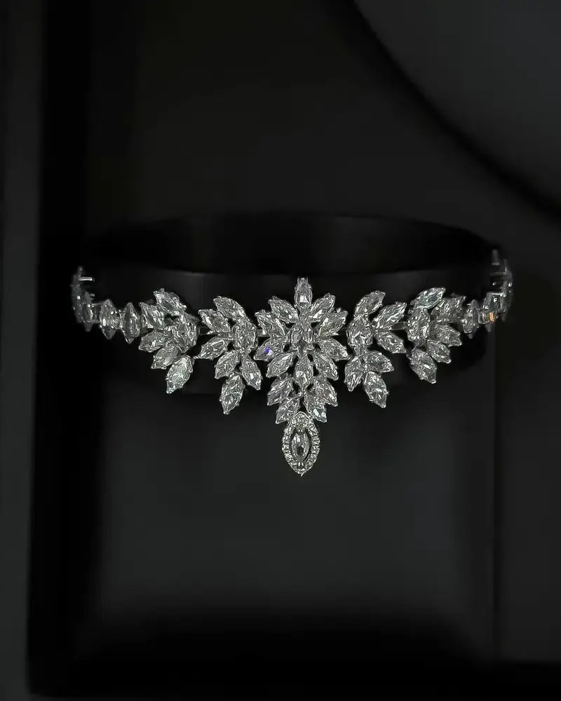 Elegant accessory set with a classic design