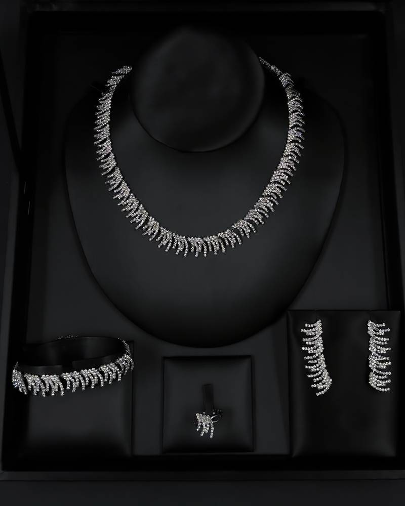 Elegant accessory set with delicate branching