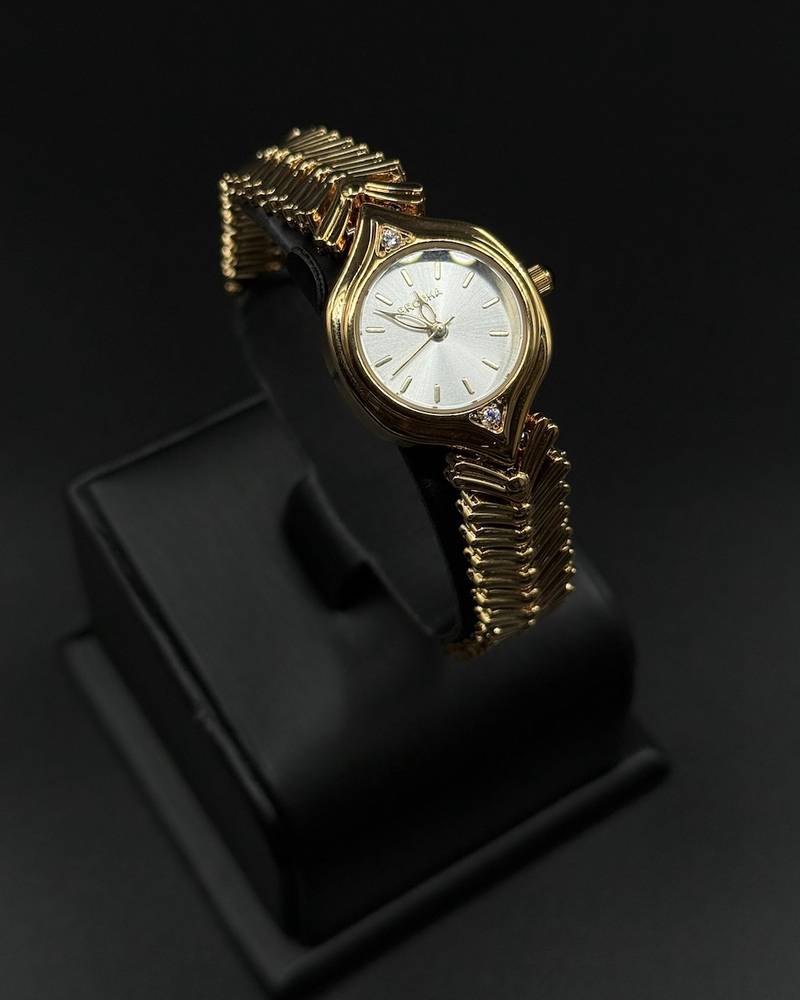 Wristwatch with an intertwined branch-shaped strap