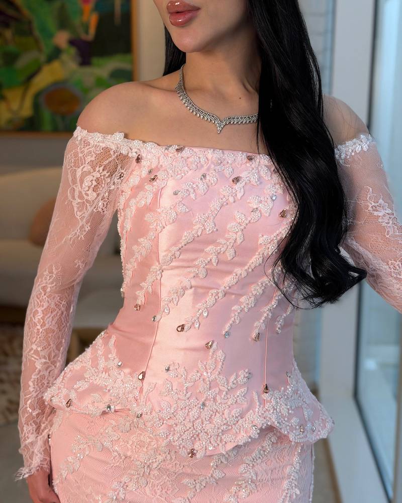 فستان سهرة أنيق مزين بالدانتيل الفاخر