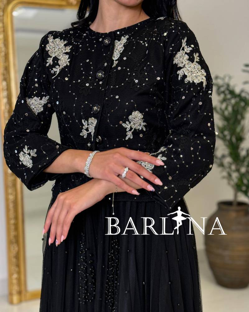 Elegant black dress with a smooth cut and no sleeves