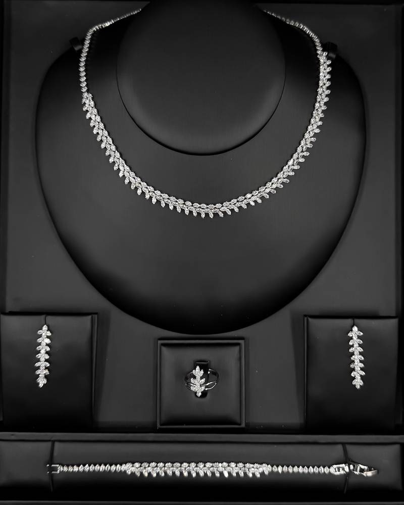 Elegant accessory set with small leaf details