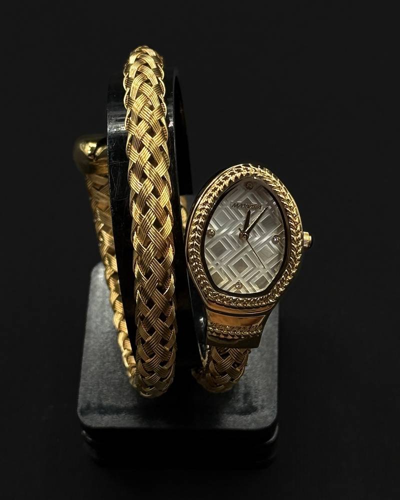 Women's watch with a twist design and braided bracelet