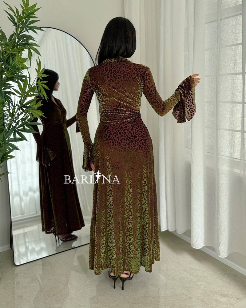 Long dress with a leopard print and a wrap cut
