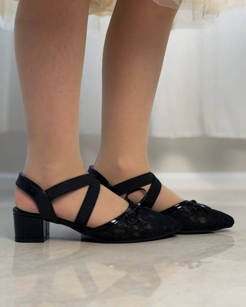 Girls' shoes with a medium heel and lace