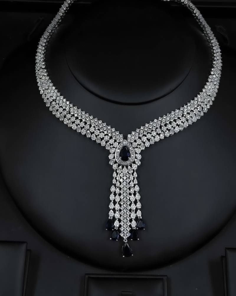 Pendant accessory set with a central black stone