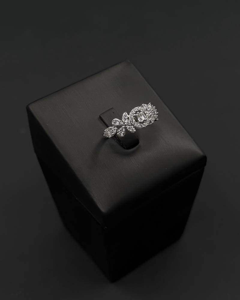 Elegant accessory set inspired by the shape of leaves