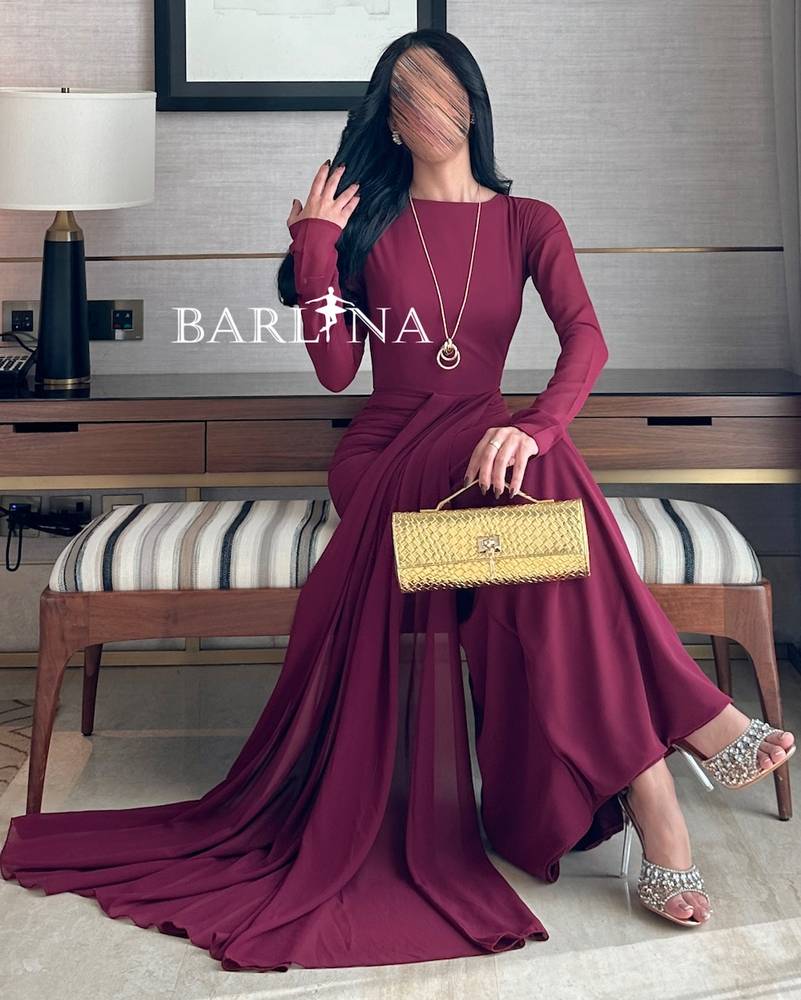 فستان بورغندي طويل بلمسة كلاسيكية