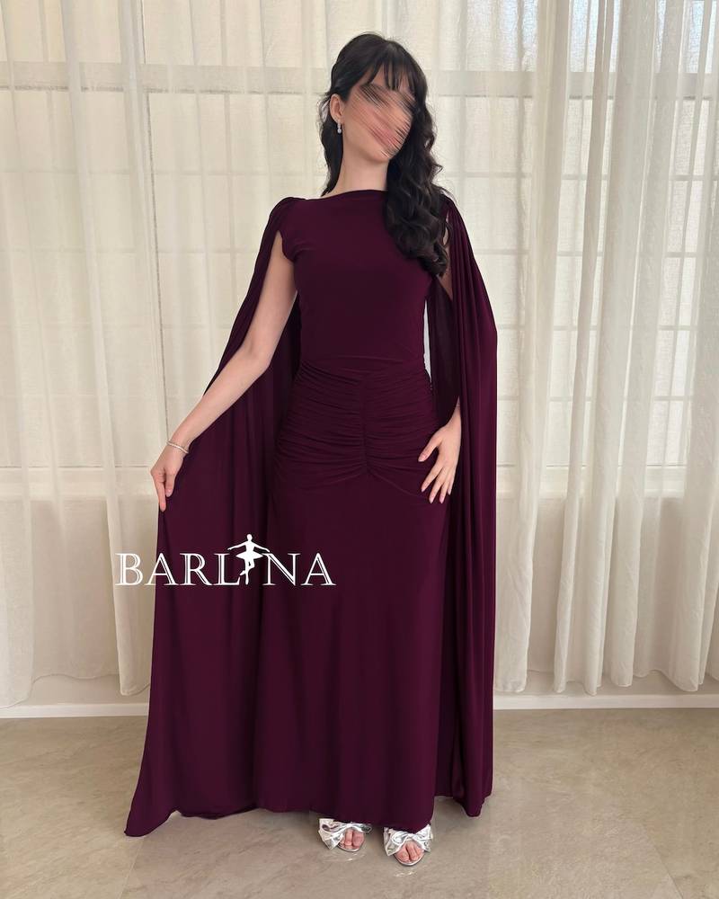 فستان درابيه برغندي بأكمام كيب طويلة