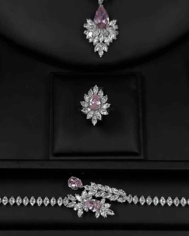 Accessory set with a pink stone in a twisted design