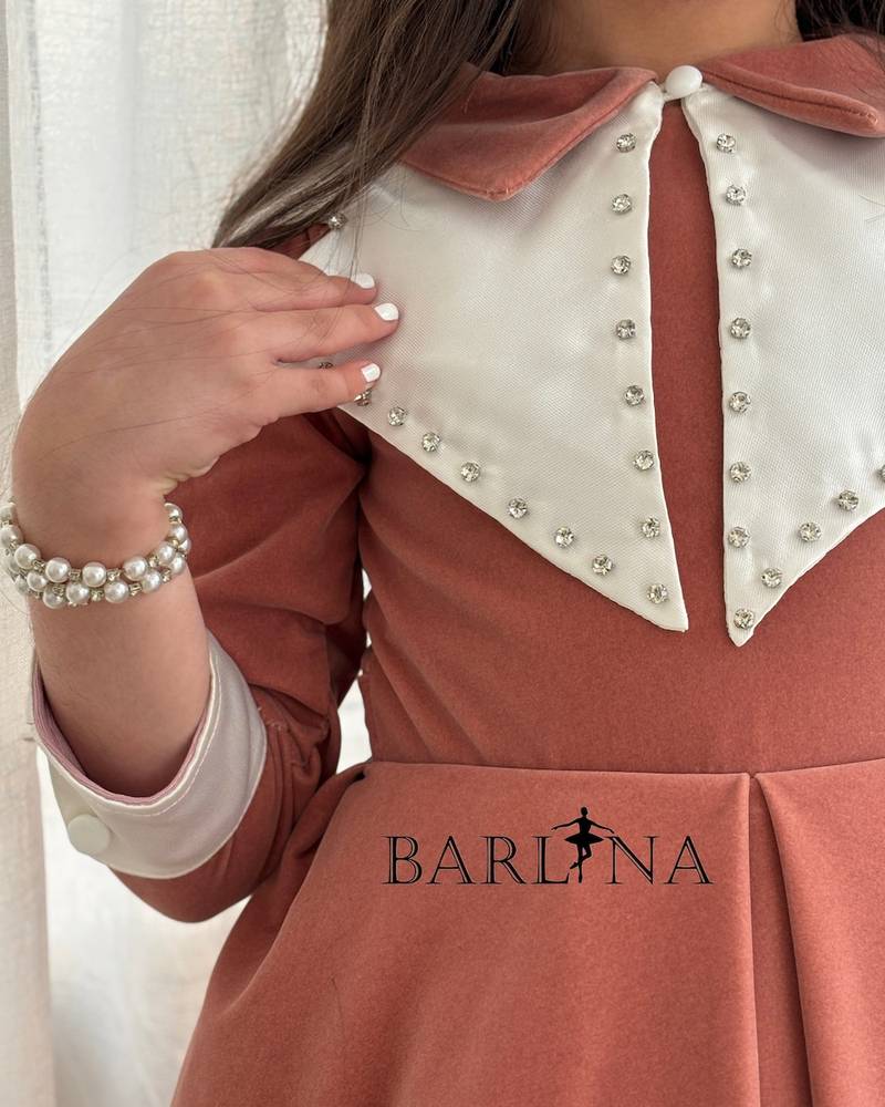 Short girl's dress with a large white collar