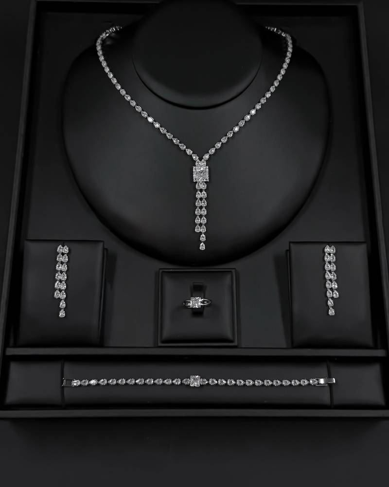Luxury accessory set with sparkling stones