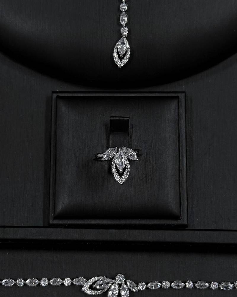 Elegant accessory set with a long delicate pendant