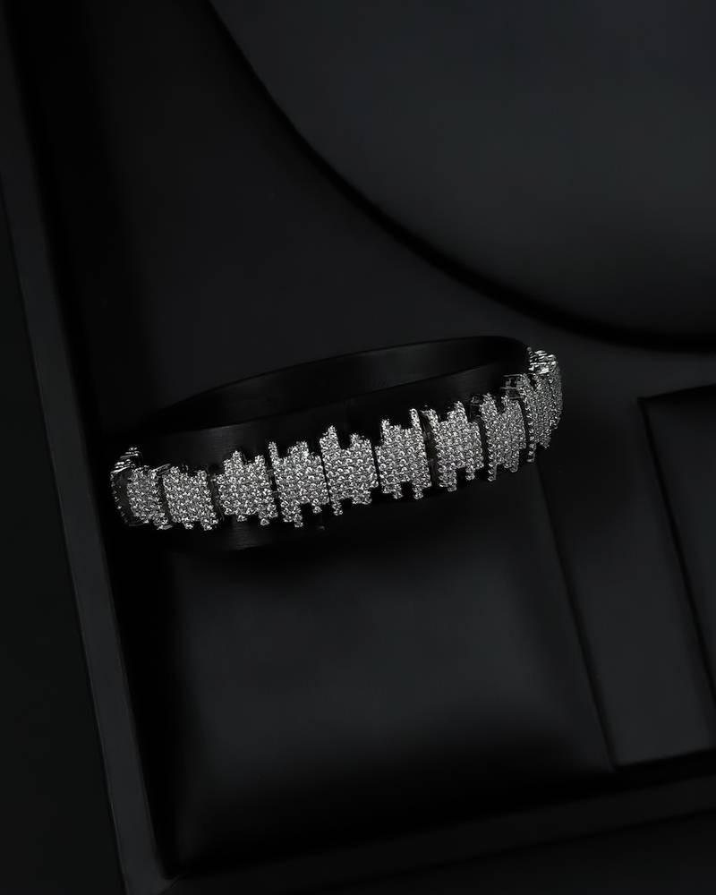 Silver accessory set with a sparkling geometric design